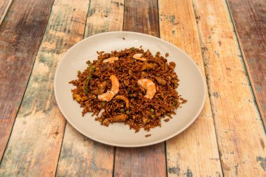 Karidesli pirinç tarifi, ahşap masada kızarmış tavuk ve sebze.