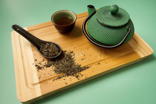 Conjunto Chá Verde Com Bule Ferro Fundido Vintage Mesa Bambu — Fotografia de Stock