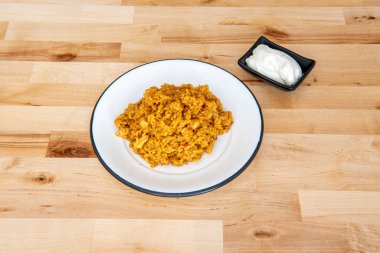 Tapa of arroz deniz ürünleri, kalamar sosu ve meşe ağacından masanda aioli olan bir banda.