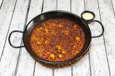 Beyaz arka planda mürekkep balığı ve deniz aromalı bir banda.