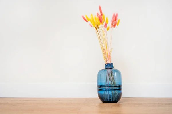 Florero Con Plantas Secas Decorativas Sobre Superficie Marrón Claro Fondo — Foto de Stock