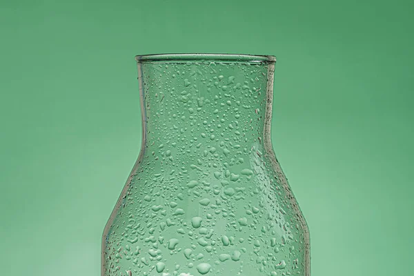 Стеклянная Бутылка Капельками Поверхности Зеленым Фоном Низким Освещением — стоковое фото