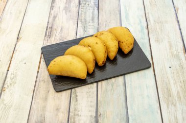 Siyah levha üzerinde Kolombiya mısır böreği tayını