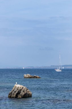 İspanya 'nın kuzeybatısındaki Galiçya kıyılarının görüntüsü. Deniz fenerleri ve yelkenliler ile yaz günü hafif ve nefis bir batı esintisiyle.
