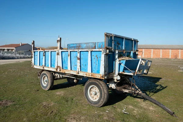 スペインのカスティーリャの農場で集中的に使用される穀物やわらの輸送のための青いワゴン — ストック写真