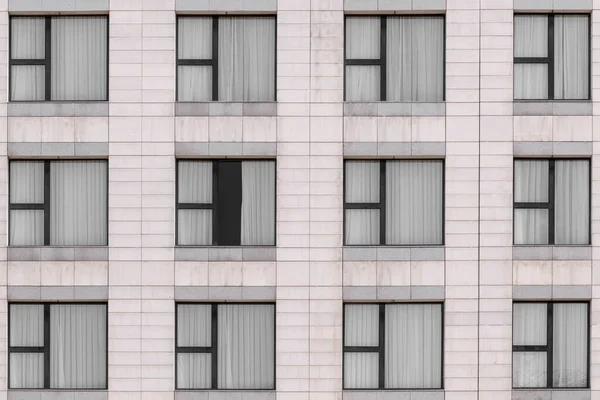 Fasada Granitowa Białego Marmuru Okna Wielokrotne Zamknięte Czarnymi Metalowymi Ramami — Zdjęcie stockowe