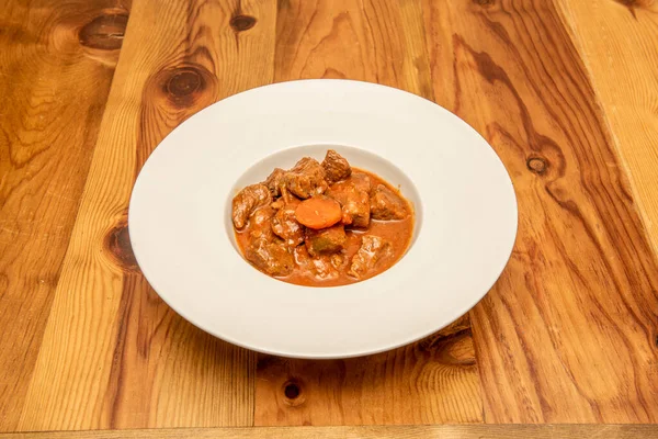 Piatto Ragù Manzo Stufato Con Verdure Sul Tavolo Legno — Foto Stock