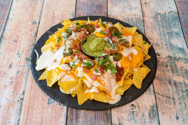 Große Portion Mexikanischer Nachos Mit Viel Käse Zwei Sorten Auf — Stockfoto