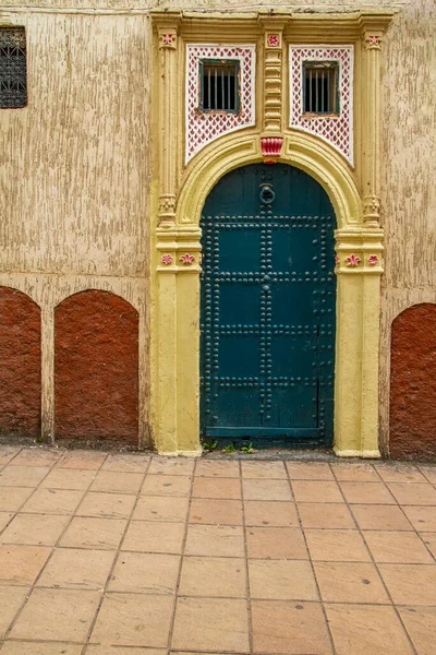 モロッコのラバト市内中心部の一戸建てのドア 黄色の色調 赤の詳細と緑のドア — ストック写真