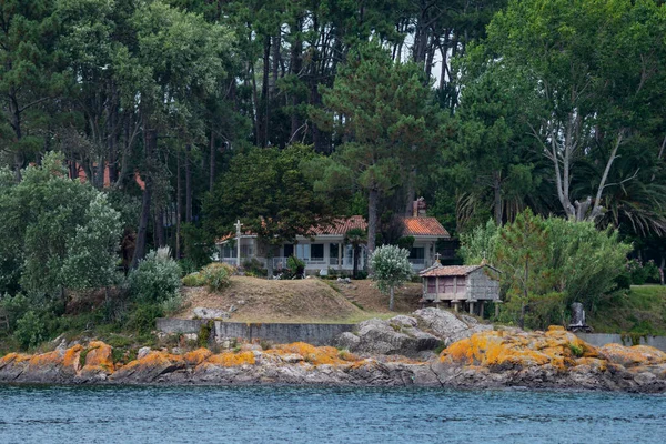ガリツィアの南海岸にある家の特権的な場所で 前面に典型的な装飾用の馬小屋があり 海に非常に近い — ストック写真