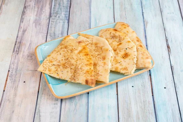 Indiai Naan Sajt Szeletelt Kenyér Szezámmaggal Világoskék Tányéron — Stock Fotó