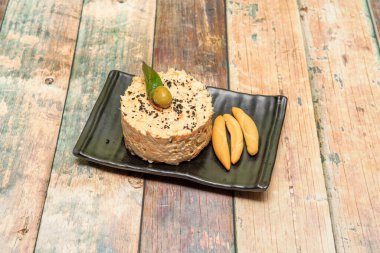 Haşlanmış yumurtalı Rus salatası, üstünde zeytin ve İspanyol meze restoranında atıştırmak için kızarmış ekmek.