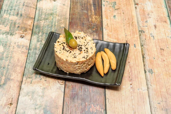 Haşlanmış yumurtalı Rus salatası, üstünde zeytin ve İspanyol meze restoranında atıştırmak için kızarmış ekmek.