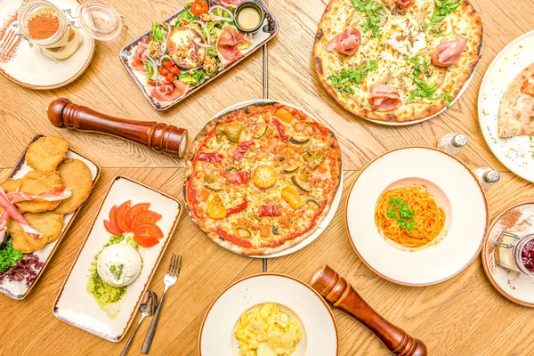 一组典型的意大利美食 配上通常的披萨 意大利面沙拉 意大利面 从天顶看到的意大利面 — 图库照片