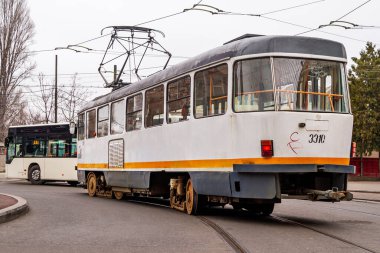 Bükreş şehir merkezinden geçen eski elektrikli tramvay.