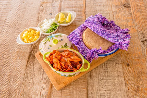 Pastor Tacos Serwowane Wielkim Detalem Tortille Mięso Patelni Cebula Limonkowa — Zdjęcie stockowe