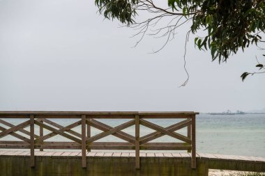 İspanya 'da Galiçya' nın güney kıyısındaki bir sahile ulaşmak ve Atlantik Okyanusu 'nda yıkanmak için tahta korkuluklar.