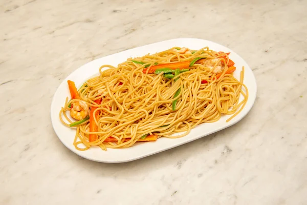 Sauteed Spaghetti Vegetables Prawns Oriental Style White Tray — 图库照片