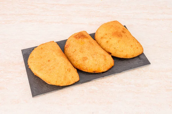 Receta Empanadas Chilenas Rellenas Carne Sobre Plato Pizarra Negra Sobre — Foto de Stock