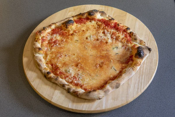 Petite Pizza Quatre Fromages Base Pâte Farine Blé Sur Fond — Photo
