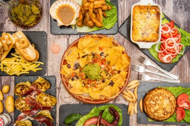 Izgara ahtapot, İspanyol omleti, ekmek kulakları, Meksika mezesi, enginar çiçekleri, parmesan ve salata.