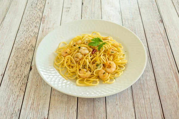 Espaguetis Estilo Marisco Con Gambas Cayena Perejil Crudo Plato Blanco —  Fotos de Stock