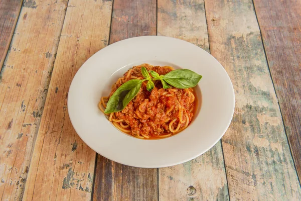Placa Espaguetis Con Mucha Salsa Boloñesa Carne Picada Rematada Con —  Fotos de Stock