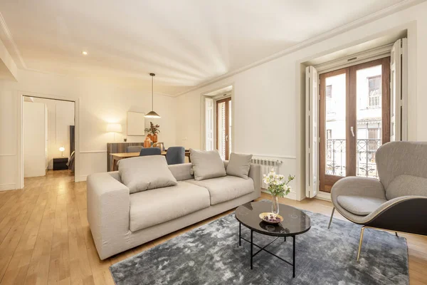 Living room with viewpoint windows located in the center of the city of Madrid ready to rent as an airbnb home