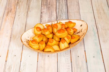 Sıcak soslu popüler İspanyol tapası bravas altın kenarlı beyaz bir kasede servis edilir.