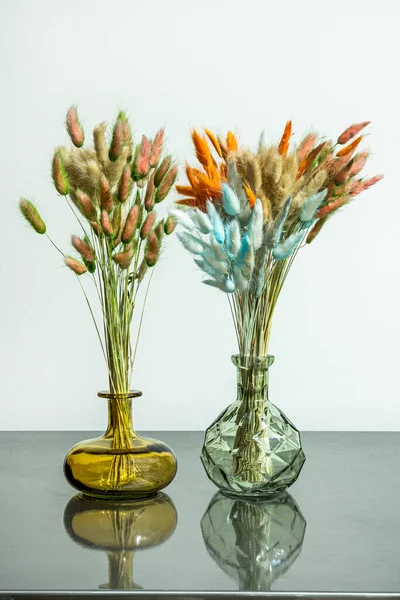 Две Красивые Стеклянные Вазы Шипами Сушеных Растений Пропитанные Жирными Цветами — стоковое фото