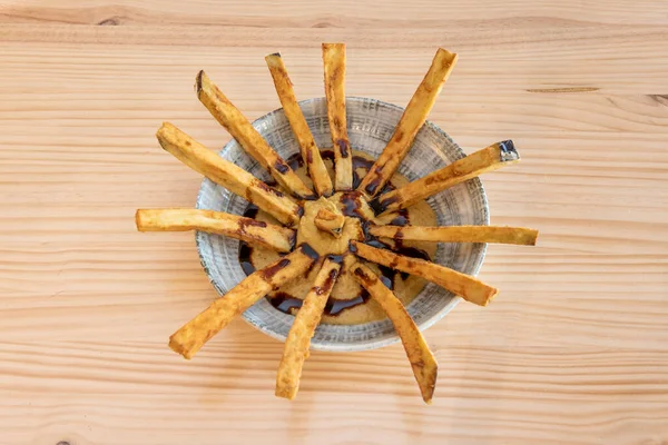 Présentation Étonnante Houmous Pois Chiches Avec Des Lanières Aubergine Frites — Photo