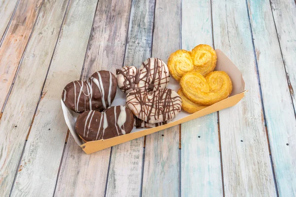 Tahta masanın üzerinde mini çikolata palmiye ağaçları olan servis tepsisi.