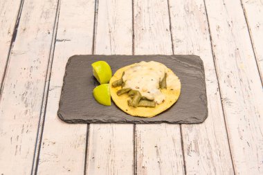 Meksika mısırlı tortilla taco 'su. Haşlanmış nopaleler ve bir tutam limonlu bol peynirli graten.