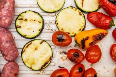 Kızarmış sebze ve tuzlu beyaz ızgarada et.