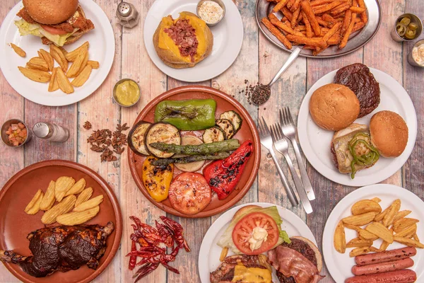 Conjunto Platos Mediterráneos Con Hamburguesas Batatas Fritas Verduras Parrilla Espárragos — Foto de Stock