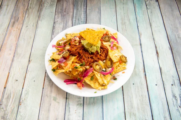 Mexikanische Mais Nachos Mit Avocado Guacamole Cochinita Pibil Fleisch Und — Stockfoto