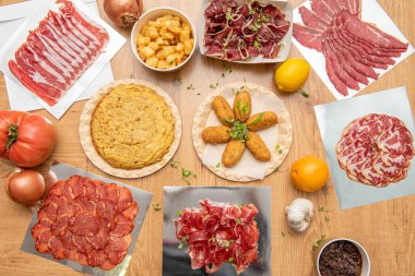 Tapas bar ve popüler sosisler için tipik İspanyol yemekleri. Patatas bravas, tortilla patates, morina kroket, sosis fileto, meşe palamudu.