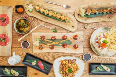 Tekno-duygusal yemek tarifleri. Nigiri, noodle, tartar, somon balığı, uramaki somonu, yılan balığı ve miso çorbası.