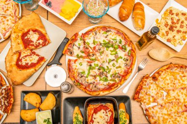 Pepperonili İtalyan pizzaları, ananaslı Hawaii pizzası ve bir tabak makarnayı dürten erkek kolu.