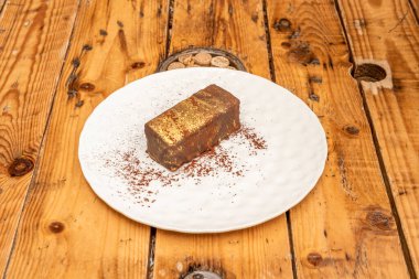 Altın kaplama ve kakao tozlu çikolata ve kahve.