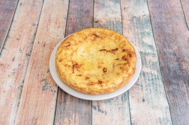 İspanyol patatesli omlet İspanyol meze restoranında ahşap masada pişirildi.