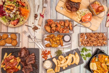 Popüler İspanyol yemeklerinin çeşitli yemekleri. Entrecote, keçi salatası, kroket, kanatlar, kalamar, dantel, paella, tapas, kalamar