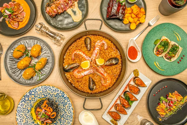 Plats Différentes Nationalités Servis Dans Restaurant Fusion Paella Aux Fruits — Photo