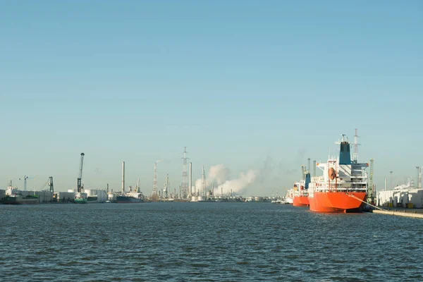 安特卫普港石油化工品的全景图像 停泊的船只和蒸汽从烟囱喷出 — 图库照片