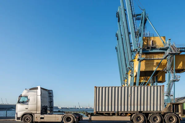 Container Transport Lastbil Som Går Genom Hamnen Antwerpen — Stockfoto