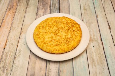 İspanyol omleti popüler İspanyol meze barında çok kalabalık bir kalabalıkla pişirilir.