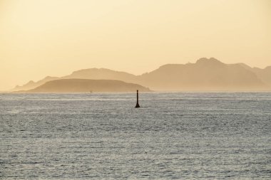 Hava akımını gösteren ışık sinyali ve Vigo halicindeki gemileri takip eden yolculuk.