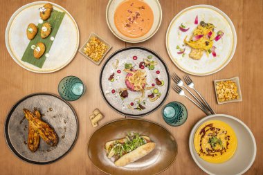 Tapas seti, çatallı zarif yemek tabakları, ekmekli salata, boletus kroketleri, kızarmış patatesler, ançüezli sandviç, Endülüs gazpacho ve Extremadura salmorejo.