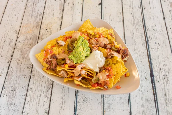 Mais Nachos Mit Guacamole Frischkäse Geschmortem Huhn Scheiben Geschnittenem Jalapeño — Stockfoto