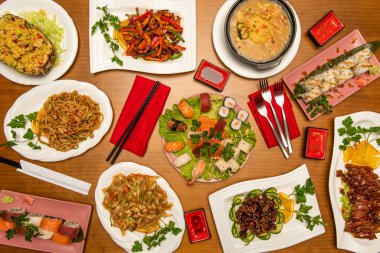 Suşi tabakları ve Çin yemeği. Karışık nigiri, karidesli erişte, sotelenmiş sebze, udon eriştesi, lavantalı ördek, California dürümü, karamelize sığır eti.